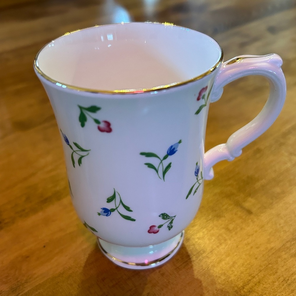 Royal Victoria Tea Coffee Cup/Mug Gold Trim w/ Flowers